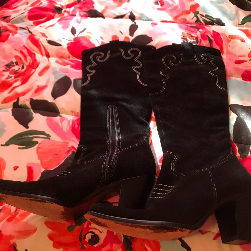 Suede boots only worn a few time